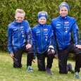 Brødrene Linus (11), Sander (13) og Eskil Engdahl (15) tok vær sin gullmedalje hjem for Torvikbukt IL. Foto Daniel Kvalvik