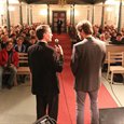 Hans Orset kunne ønske Thomas Brøndbo velkommen til ei fullsatt Øre kirke. Foto Elin Steinkjær